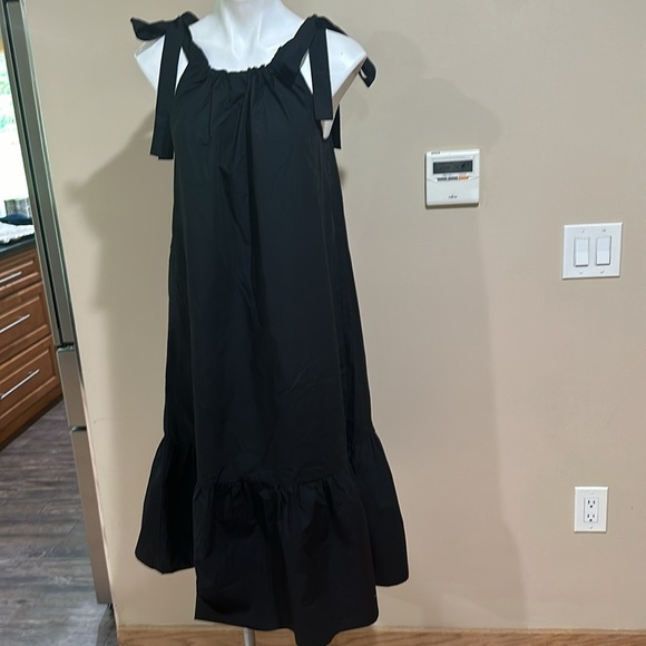 Elegant Black Sleeveless Dress - Picture 3 of 10